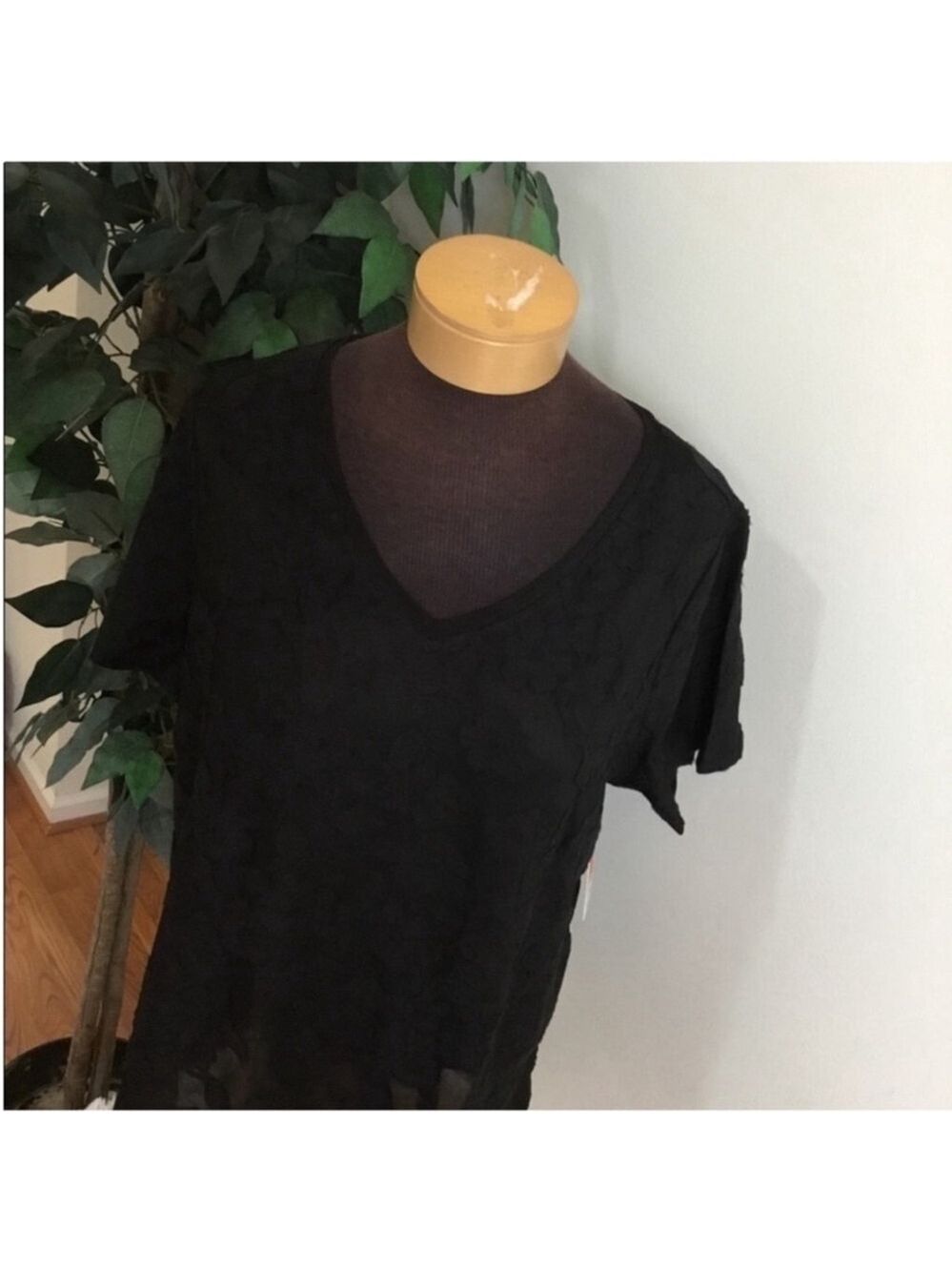 Evri textured floral short sleeve tee Woman’s size 1X plus mineral black - Picture 2 of 12